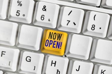 Şimdi Aç'ı gösteren metin işareti. Kavramsal fotoğraf şu anda kapalı veya kapalı olmayan kapı veya pencereler bırakın.