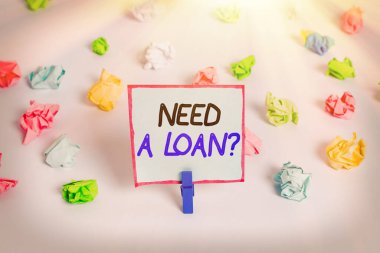 Kelime yazma metni ödünç bir soru gerektiriyor. Gösteri ya da iş finansmanı için para teklif etmek için iş konsepti. Renkli buruşuk kağıtlar. Boş hatırlatıcı beyaz zemin çamaşır mandalı..