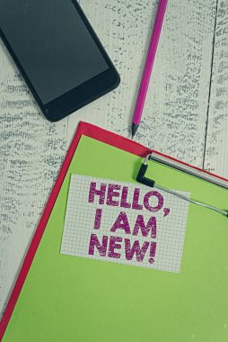 Kelime yazma metni Merhaba Ben yeniyim. Bir gruba kendini yeni işçi ya da öğrenci olarak tanıtma konsepti. Kalem kâğıdı, akıllı telefon kare yapışkan nota tahta arka plan..