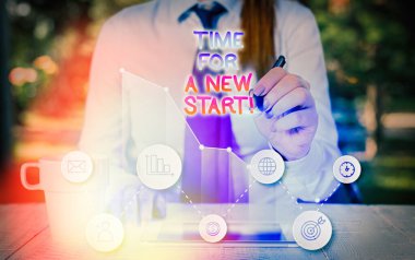 Metin işareti Yeni Başlangıç Süresini gösteriyor. Kavramsal fotoğrafın hemen başlaması gerekiyor. Yeni bir iş..