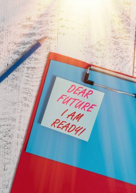 Sevgili Gelecek Ben Hazırım 'ı gösteren bir not yazıyorum. İlerleyeceğinden ya da geleceğe bakacağından emin olan iş fotoğraflarının yer aldığı boş kağıt kalem kâğıdı, eski tahta arka plan..