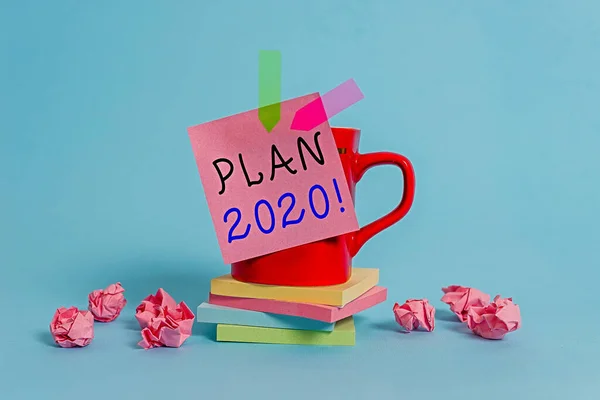 Konzeptionelle Handschrift zeigt Plan 2020. Business Foto Text detaillierten Vorschlag für das Tun oder Erreichen von etwas im nächsten Jahr Kaffeetasse klebrige Notizbanner Papierkugeln pastellfarbenen Hintergrund. — Stockfoto