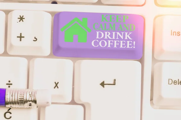 Textskylt med texten Keep Calm and Drink Coffee. Konceptuell foto uppmuntra demonstrera att njuta av koffein dryck och koppla av. — Stockfoto