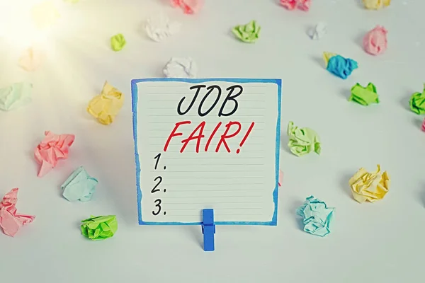 Escrita de mão conceitual mostrando Job Fair. Evento de texto de foto de negócios em que os empregadores recrutadores dão informações aos funcionários Papel enrugado colorido lembrete vazio varal piso branco . — Fotografia de Stock