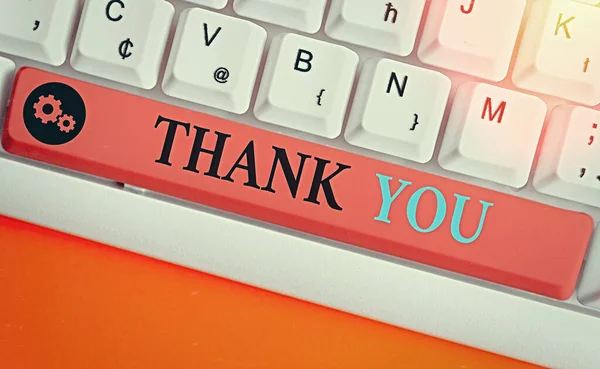 Word pisanie tekstu Dziękujemy. Koncepcja biznesowa dla uprzejmego wyrażenia używanego przy uznaniu prezentu lub usługi. — Zdjęcie stockowe