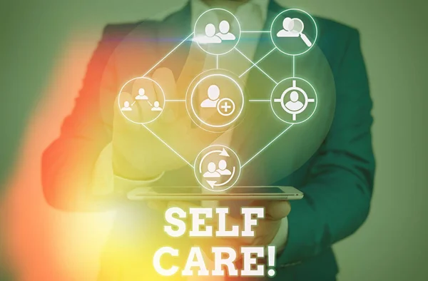 Pisanie tekstu Self Care. Koncepcja biznesowa dotycząca praktycznego podejmowania działań, zachowania lub poprawy własnego zdrowia. — Zdjęcie stockowe