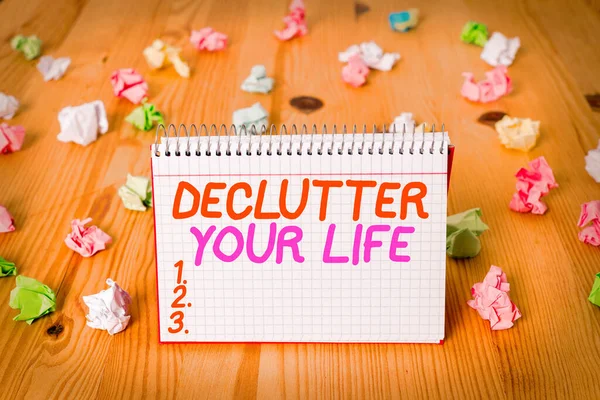 Psaní textu na rukopis Declutter Your Life. Pojetí znamená eliminovat cizí věci nebo informace v životě barevné zmačkané papíry prázdné upomínka dřevěné podlahy spirála notebook kancelář. — Stock fotografie