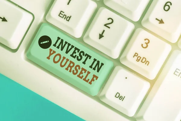 Textskylt som visar Invest In Yourself. Konceptuell fotografering i en tränare eller utbildning för att lära sig nya saker. — Stockfoto