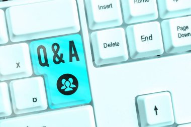 Sorulan sorular ve cevaplar olarak tanımlanan Q Ve A. İş fotoğrafı gösteren kavramsal el yazısı.