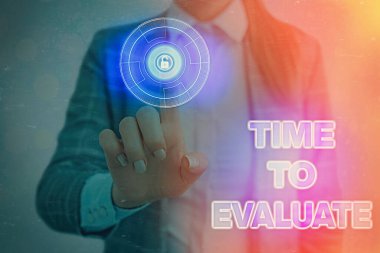 Değerlendirme Zamanı'nı gösteren not yazma. İş fotoğraf onun değeri veya önemi ile ilgili yargıç bir şey vitrine.