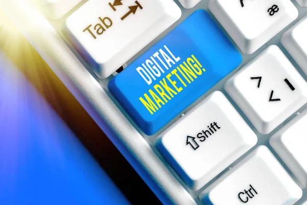 Escritura a mano de texto Marketing Digital. Concepto que significa productos o servicios de mercado que utilizan tecnologías en Internet . — Foto de Stock