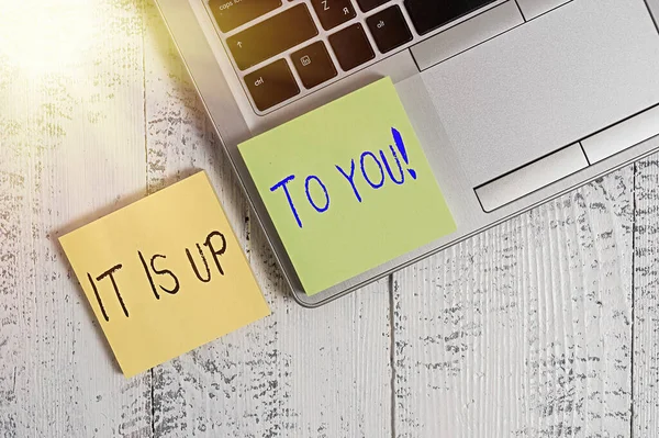 Textskylt som visar Det är upp till dig. Konceptuell bild Används för att visa att det är de som bestämmer Trendig silvermetallisk laptop två klibbiga anteckningsblock liggande vintage bord. — Stockfoto