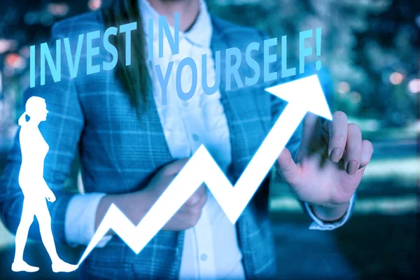 Escrevendo nota mostrando Invest In Yourself. Foto de negócios mostrando aprender coisas novas ou materiais, tornando seu lote melhor . — Fotografia de Stock
