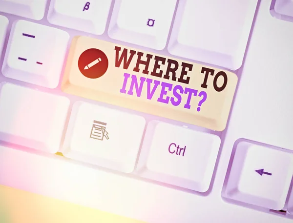 Escrita à mão escrita de texto Onde Investir questão. Conceito que significa perguntar sobre ações ou processo de ganhar mais dinheiro . — Fotografia de Stock