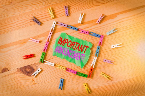 Escrita de mão conceitual mostrando anúncio importante. Foto de negócios mostrando declaração falada que diz mostrando sobre algo Colorido papéis amassados chão de madeira fundo clothespin . — Fotografia de Stock