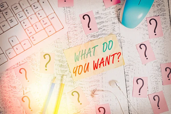 Schrijfbriefje met daarop wat je wilt weten. Zakelijke foto presentatie zeggen of schrijven om te vragen demonstreren over iets Schrijfgereedschap en gekrabbeld papier op de top van de houten tafel. — Stockfoto