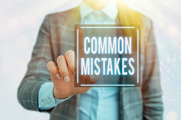 Handschrift tekst schrijven veel voorkomende fouten. Begrip betekent acties die vaak met fouten door elkaar worden gebruikt. — Stockfoto