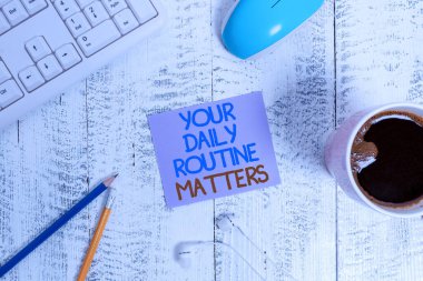 Günlük rutin işlerini gösteren bir mesaj. Düzenli olarak sabit sıralı teknolojik cihazlarla bir şeyler yapmanın kavramsal fotoğraf uygulaması. Renkli hatırlatma kağıdı ofisi klavye faresini sağlıyor..