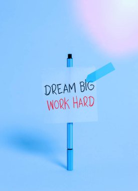 Kavramsal el yazısı Dream Big Work Hard 'ı gösteriyor. İş fotoğrafı gösterimi Kendine inan ve hayalleri ve hedefleri takip et Ballpoint yapışkan ok ok oku barışçıl arka plan.
