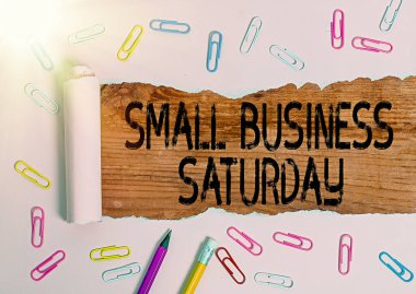 Cumartesi Küçük İşletme 'yi gösteren kavramsal el yazısı. Cumartesi günü Amerika 'da alışveriş tatili yapılan iş fotoğrafı sergisi.