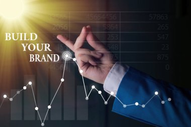 Damganızı İnşa Edin 'i gösteren metin işareti. Reklam kampanyaları kullanarak marka eşitliğini arttıran kavramsal fotoğraf.