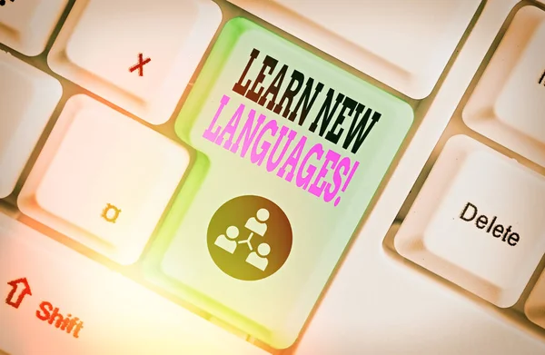 Tekst schrijven Leer nieuwe talen. Bedrijfsconcept voor de ontwikkeling van communicatievaardigheden in vreemde talen. — Stockfoto