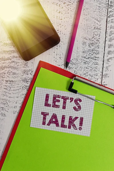 Woord schrijven tekst Let Is Talk. Zakelijk concept voor het suggereren in het begin van een gesprek over het thema Klembord blad potlood smartphone kwadraat plakkerige notitie houten achtergrond. — Stockfoto