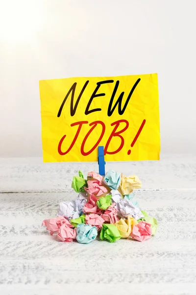 문자 메시지 : New Job. 최근에 임금을 정기적으로 받는 직업소개소에 대한 사업 개념 색 부스러기가 쌓여 있는 종이 클럭 스핀은 흰 목조 공간을 연상시킨다. — 스톡 사진