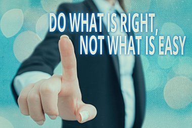 Do What Is Right'ı gösteren not yazmak Kolay Değil. Doğru olanı savunmaya istekli iş fotoğrafı.