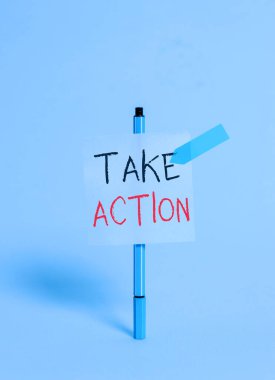 Take Action 'ı gösteren kavramsal el yazısı. Özel bir sonuç elde etmek için bir şeyler yapmak ya da hareket etmek için iş fotoğrafı sergileniyor. Tükenmez kalem, yapışkan ok, afiş, barışçıl arka plan..