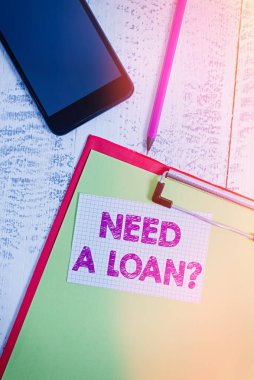 Kelime yazma metni ödünç bir soru gerektiriyor. Gösteri ya da iş finansmanı için para teklif etmek için iş konsepti Pano kağıdı akıllı telefon kare yapışkan nota ahşap arka plan.