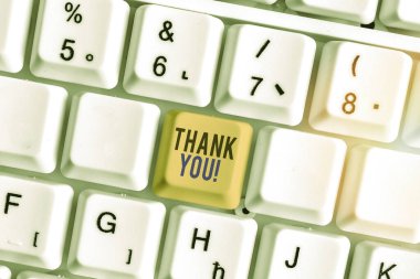 Teşekkür'i gösteren metin işareti. Hediye hizmeti iltifat kabul ederken kullanılan kavramsal fotoğraf kibar ifade.