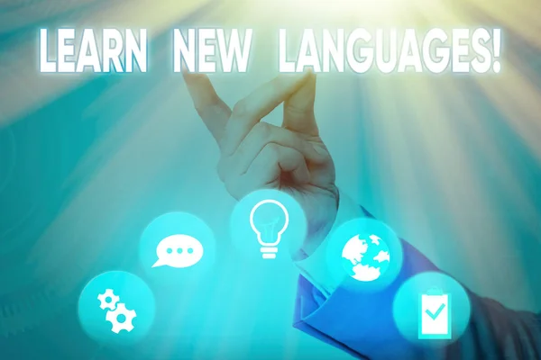 単語の書き方新しい言語を学びます。外国語でコミュニケーション能力を開発するためのビジネスコンセプト. — ストック写真