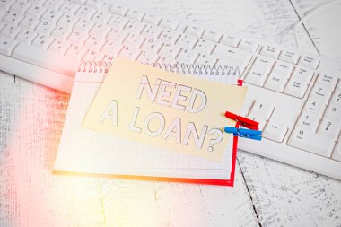 Ödünç Soru Gerektiğini gösteren metin işareti. Kavramsal fotoğraf, gösteri ya da işletme finansmanı için para teklif ediyor. Not defteri, mandallı çarşaf, beyaz klavye ışığı ahşap..