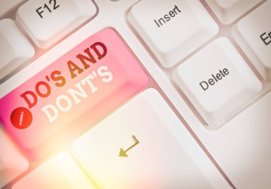 Do Is And Don 't Do Is' i gösteren bir not yazıyorum. Bazı faaliyetlerle ilgili kural ve adetleri gösteren iş fotoğrafı.