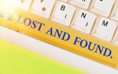 Mesaj işareti Kayıp Eşyalar Bürosunu gösteriyor. Kavramsal fotoğraf, kayıp eşyalar geri alınana kadar saklanan bir yerdir..