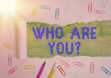 Kim olduğunu gösteren kavramsal el yazısı. İş fotoğrafı birine göstermelik geçmişini ya da geçmişini sormuş..