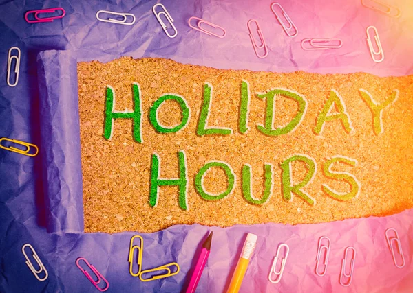 Holiday Hours 'u gösteren bir not yazıyorum. İş fotoğrafçıları saatlerce normal ücretlerinin iki katını alıyor.. — Stok fotoğraf