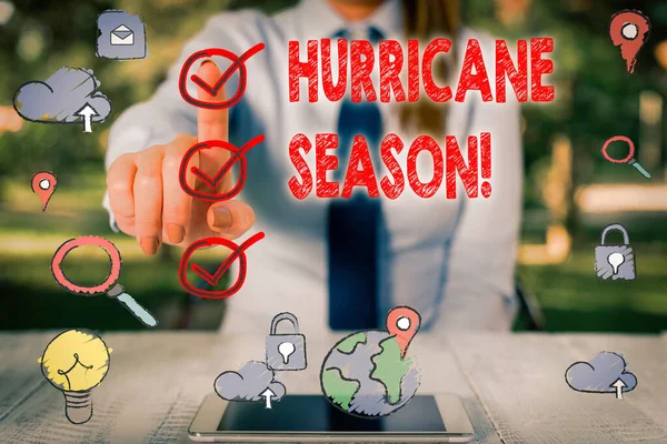 Manuscrito de texto escrevendo Hurricane Season. Conceito que significa o tempo em que a maioria dos ciclones tropicais devem se desenvolver . — Fotografia de Stock