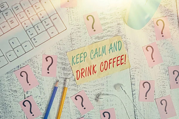 Scrivere una nota che mostra Keep Calm And Drink Coffee. Business photo showcase incoraggiare dimostrando di godere di bevande alla caffeina e rilassarsi Strumenti di scrittura e carta scarabocchiata sulla parte superiore del tavolo di legno . — Foto Stock