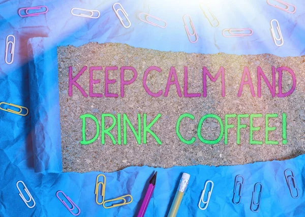 SMS, ami a Keep Calm and Drink Coffee feliratot mutatja. Koncepcionális fotó ösztönzése demonstrálja, hogy élvezze a koffein ital és pihenjen. — Stock Fotó