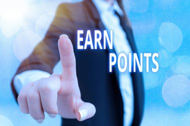 Earn Points 'i gösteren bir not yazıyorum. Yaptığın bir şey için övgü ya da onay alan bir iş fotoğrafı sergisi..