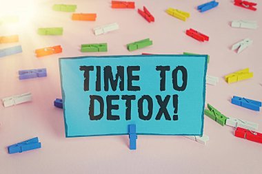 Arındırma zamanını gösteren metin işareti. Vücudunuzu toksinlerden arındırdığınızda ya da uyuşturucu tüketmeyi bıraktığınızda kavramsal fotoğraf. Renkli mandal kağıtları boş, pembe zemin ofis pimi..