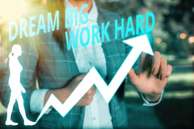 Dream Big Work Hard'ı gösteren bir not yazıyorum. Kendinize İnan ve hayalleri ve hedefleri takip İş fotoğraf vitrin.