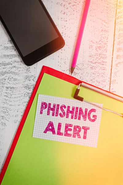 Word writing text Phishing Alert. Geschäftskonzept für bewusste bis betrügerische Versuche an sensible Informationen zu gelangen Klemmbrett-Blatt Bleistift Smartphone Quadrat Haftnotiz hölzerner Hintergrund. — Stockfoto