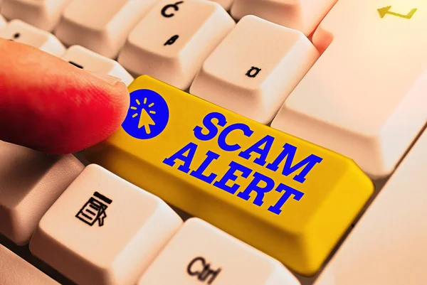 Scrivere testo Scam Alert. Concetto che significa email indesiderate che rivendica la prospettiva di un affare . — Foto Stock