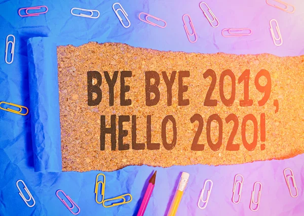 Handschriftliches Textschreiben Bye Bye 2020 Hallo 2020. Konzept bedeutet Abschied vom letzten Jahr und Aufnahme eines weiteren guten Jahres. — Stockfoto