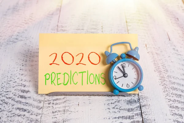 Текст написання слів 2020 року Прогнози. Бізнес-концепція заяви про те, що, на вашу думку, станеться в 2020 році Міні-синій будильник стоїть над буферним дротом перед папером . — стокове фото