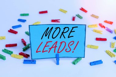 Kelime yazma metni daha çok ipucu. Tüketici girişimi için iş konsepti. Ürün ya da hizmetler üzerine araştırma. Renkli çamaşır iğnesi kağıtları boş hatırlatıcı beyaz zemin arka plan ofisi.