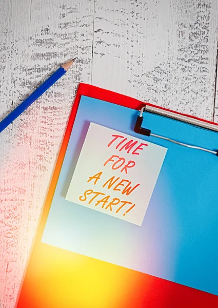 Escribir una nota que muestre Tiempo para un Nuevo Comienzo. Foto de negocios mostrando algo se supone que debe comenzar ahora mismo Trabajo fresco Portapapeles hoja de papel en blanco bloc de notas viejo fondo de madera retro . — Foto de Stock